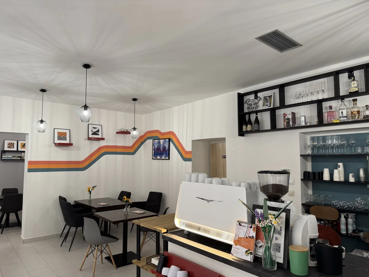 Výběrová kavárna LINK Coffee — moderní interiér s charakteristickými barevnými pruhy, Bořivojova Praha 3 Žižkov