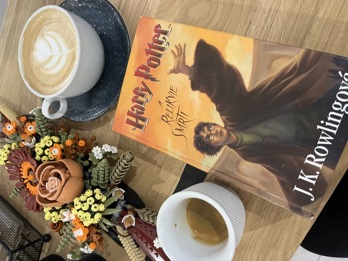 Čtení knížek v LINK Coffee — příjemná atmosféra výběrové kavárny na Žižkově ideální pro práci a odpočinek, Praha 3