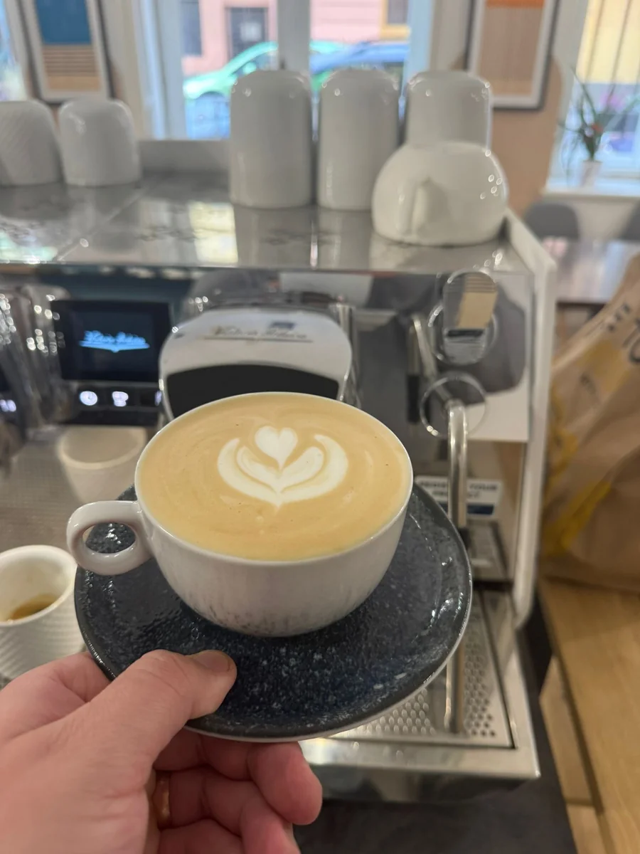 Karamelové latté v LINK Coffee — latte art připravené na espresso stroji, výběrová kavárna Žižkov Praha 3