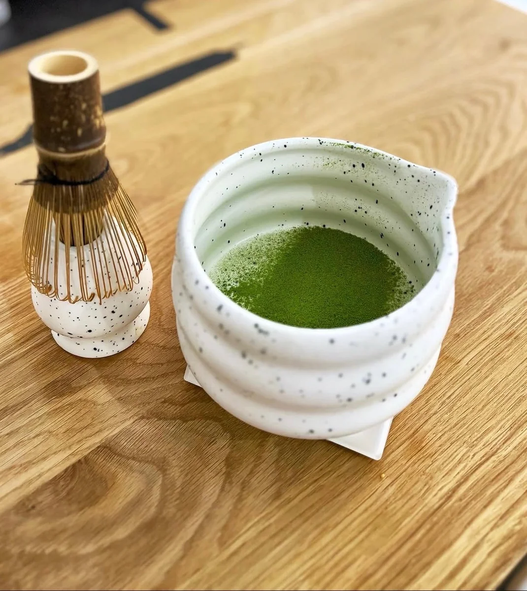 Výběrová matcha v LINK Coffee — tradiční příprava v keramické misce s bambusovým chasen, výběrová kavárna Žižkov Praha 3